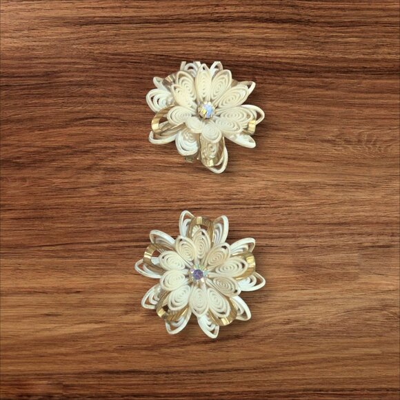 1950s Large Plastic Rhinestone Flower Clip-On Earrings Gold & Cream Vintage Char - Picture 2 of 6